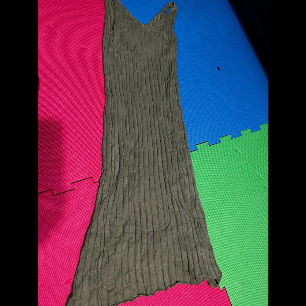 Midi dress in olive green color very strectchable  and soft material size M